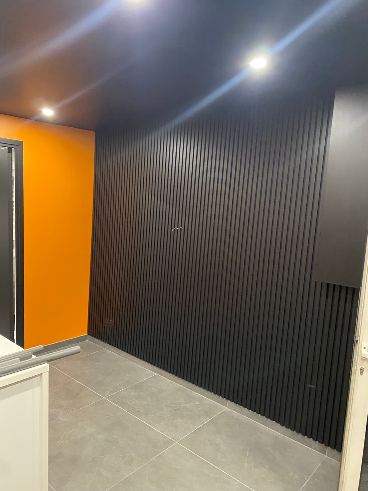 Dressing sur mesure installé dans une chambre à Boulogne-Billancourt