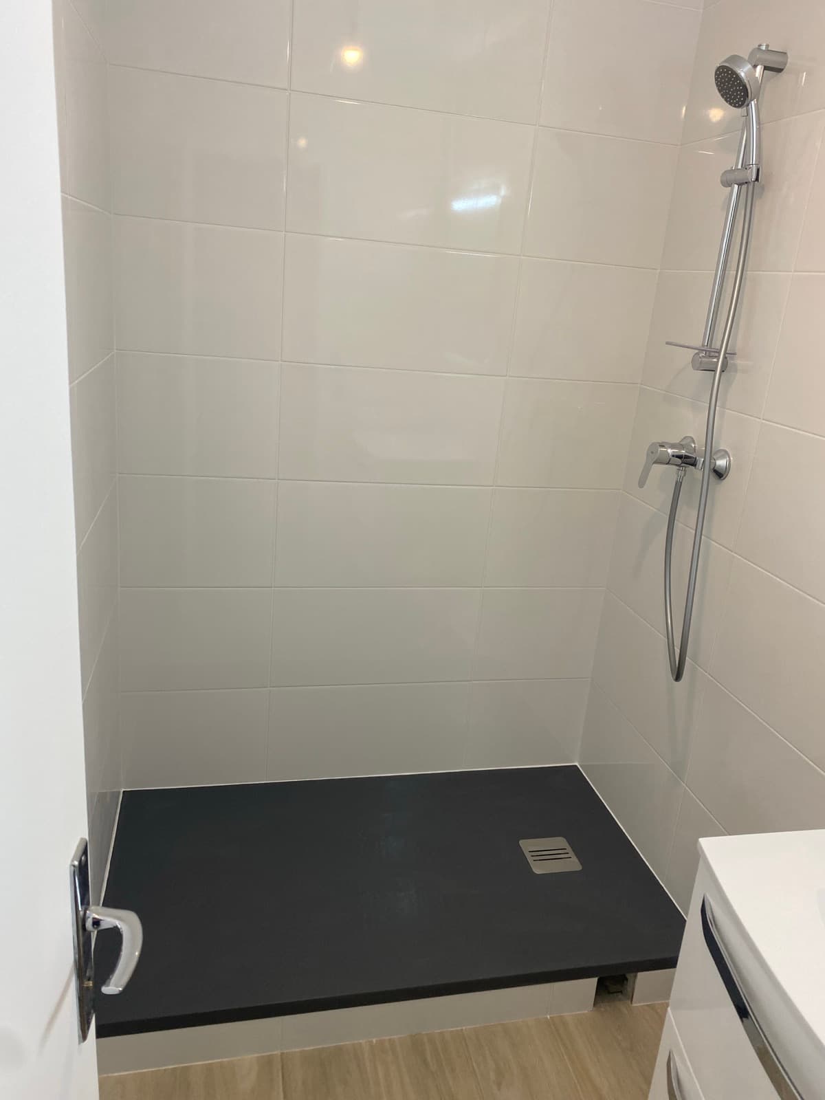 Installation de robinetterie dans une cuisine rénovée à Clichy