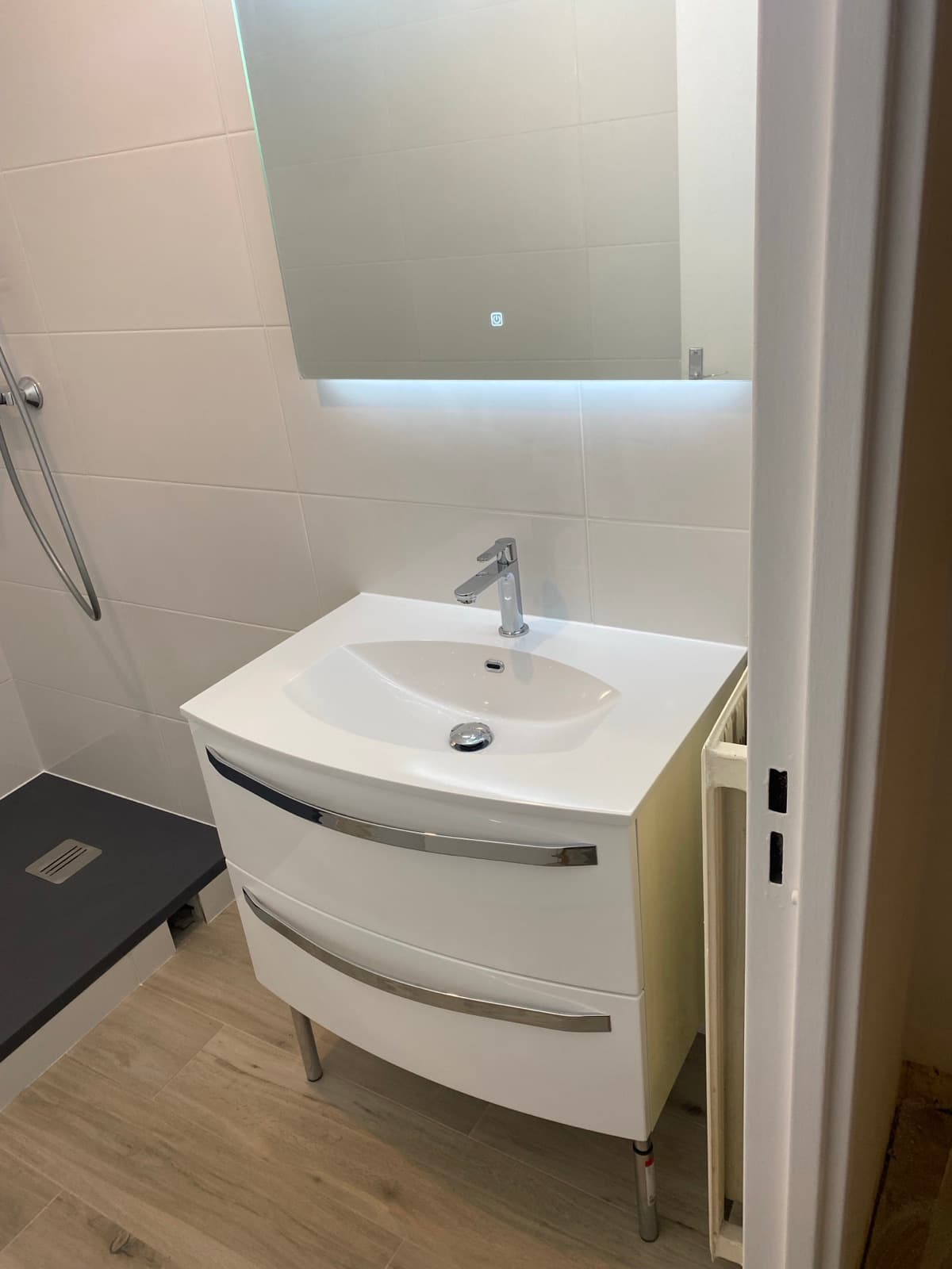 Salle de bain rénovée clé en main dans un appartement à Levallois-Perret